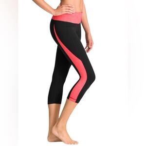 Athleta Splits Revelation Capri in Black/Coral Sizzle- Small